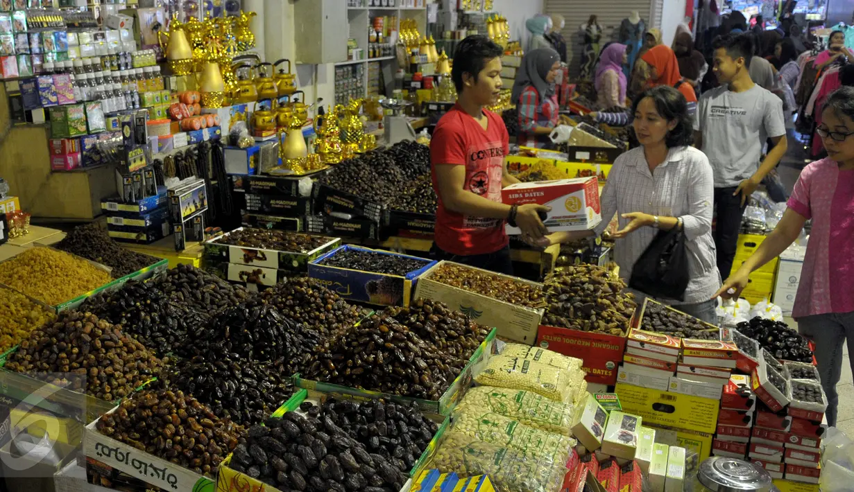 Aktivitas pedagang buah kurma di pasar Tanah Abang, Jakarta, Jumat (26/6/2015). Memasuki Ramadan, penjualan kurma meningkat karena buah asal Timur Tengah ini banyak dikonsumsi untuk berbuka puasa. (Liputan6.com/Johan Tallo)