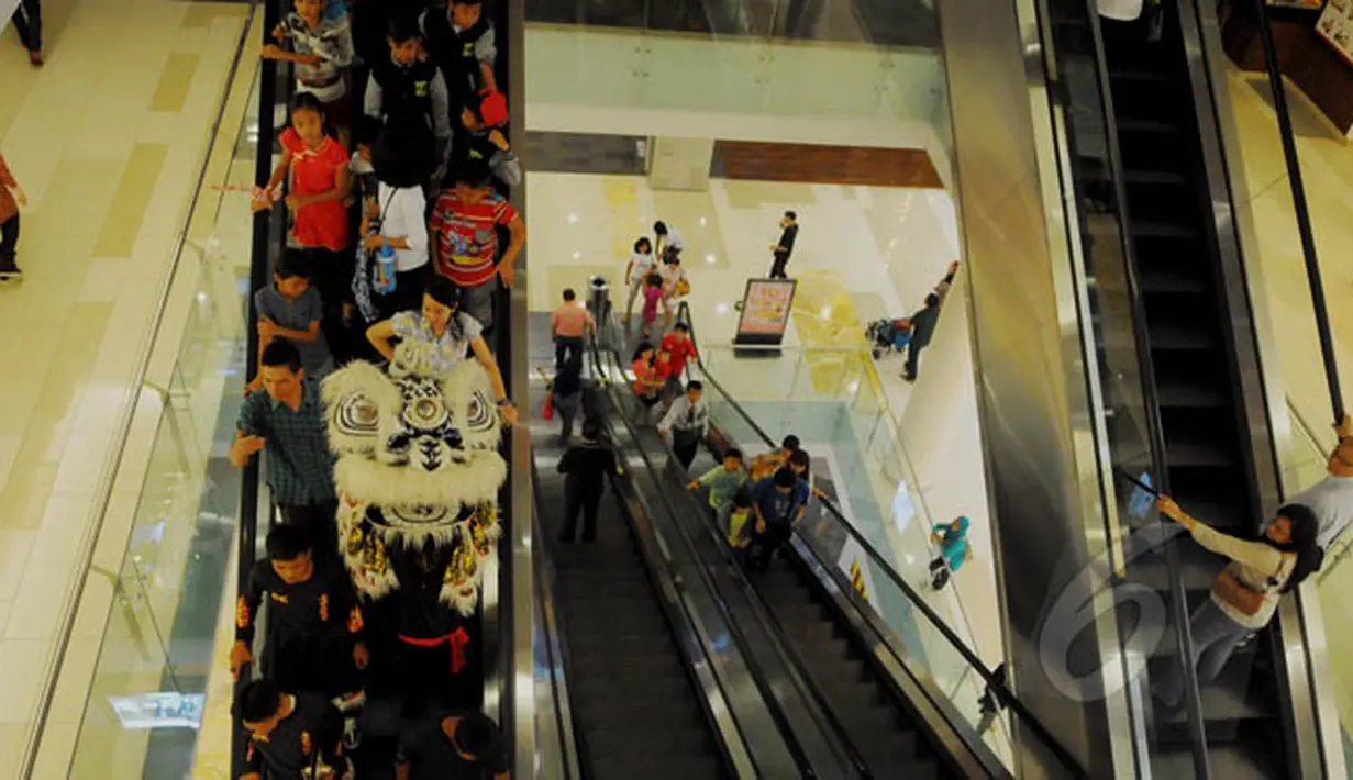 Atraksi barongsai menghibur pengunjung ketika perayaan Tahun Baru Imlek di Gandaria City Mall, Jakarta, Kamis (19/2/2015). Atraksi tersebut digelar sebagai daya tarik dalam rangka perayaan tahun baru Imlek 2566. (Liputan6.com/Andrian M Tunay)