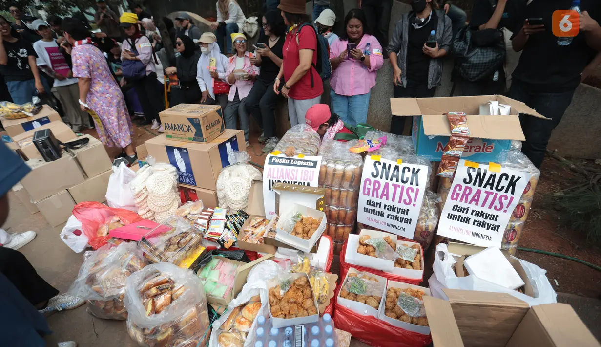 Sejumlah logistik berdatangan ke posko bunderan HI untuk mendukung aksi Sumpah Pemuda di kawasan Bundaran Hotel Indonesia (HI), Jakarta Pusat, Rabu (28/10/2026). (KLY/Budy Santoso)