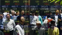 Sejumlah orang tercermin dalam papan yang menampilkan indeks saham di Tokyo, Jepang, Jumat, (10/7/ 2015). Harga saham Nikkei mengalami perubahan mengikuti gejolak pasar Tiongkok. (REUTERS/Thomas Peter)