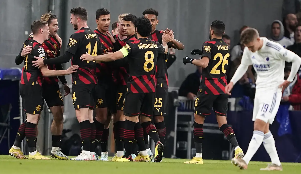 Pada menit ke-11 sepakan Rodri (tengah) dari luar kotak penalti berhasil menembus gawang FC Copenhagen yang dikawal Kamil Grabara. Namun gol tersebut dianulir wasit akibat Riyad Mahrez terlebih dahulu tertangkap handball sebelum gol terjadi. (Ritzau Scanpix via AP/Liselotte Sabroe)