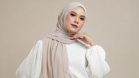 Outfit ke Pantai Hijab Simple by Meta AI
