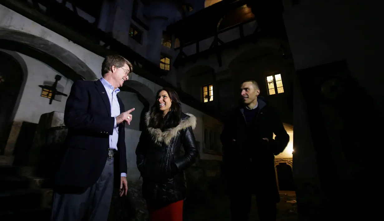 Tami dan adiknya Robin berbincang dengan keturunan drakula  sekaligus penulis novel Bram Stoker, Dacre Stoker di Istana Bran, Brasov, Rumania (31/10). Kakak-Adik ini akan menghabiskan malam Halloween bersama. (Reuters/Inquam Photos/Octav Ganea)