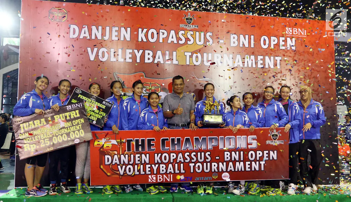 Tim Wahana Express Group (WEG) keluar sebagai juara di kategori putri pada final turnamen Danjen Kopassus Open Volleyball Tournament, di GOR Nanggala, Minggu (08/4). WEG mengalahkan PB Voli AD (PBVAD) Putri, tiga set langsung. (Liputan6.com/Johan Tallo)
