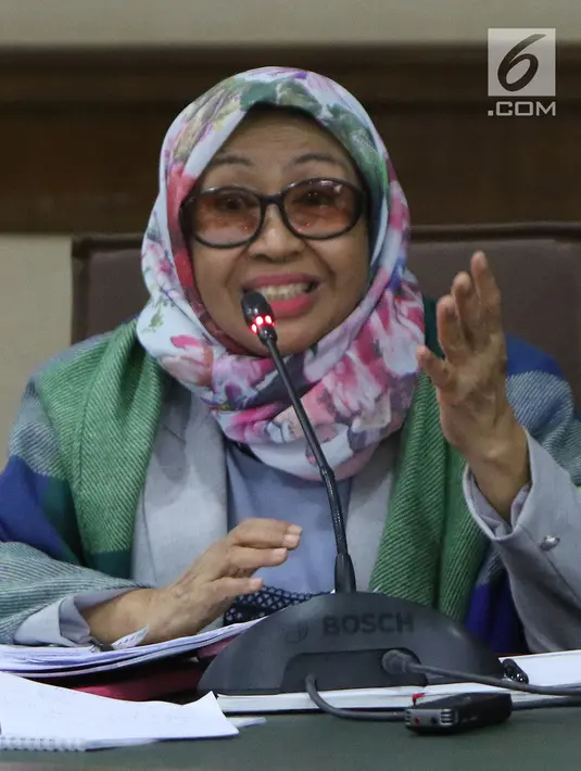 Terdakwa kasus suap pengadaan barang dan jasa di Pemkot Kendari, Fatmawati Faqih saat menjalani sidang lanjutan di Pengadilan Tipikor, Jakarta, Rabu (8/8). Sidang mendengar keterangan saksi. (Liputan6.com/Helmi Fithriansyah)