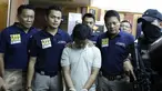 LWK tersangka pelaku ledakan di Mall Alam Sutera pada Rabu (28/10), dihadirkan saat konferensi pers di Polda Metro Jaya, Jakarta, Kamis (29/10). LWK yang merupakan staf IT diduga melakukan pengebomannya atas dasar pemerasan. (Liputan6.com/Yoppy Renato)