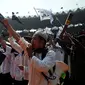 Jamaah Islam Hizbut Tahrir Indonesia (HTI) mengumandangkan yel-yel saat Rapat dan Pawai Akbar (RPA) 2015 bertema "Bersama Umat Tegakkan Khilafah" di Stadion Gelora Bung Karno, Jakarta, Sabtu (30/5). (Liputan6.com/Yoppy Renato)