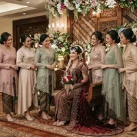 Warna Baju Bridesmaid untuk Pengantin Maroon. (AI Generated)