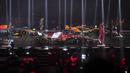 Para pembalap berdiri di dekat mobil mereka dalam acara peluncuran tim Formula 1 yang bertajuk 'F1 75' di O2 Arena, London, Selasa (18/02/2025). (AP Photo/Kin Cheung)