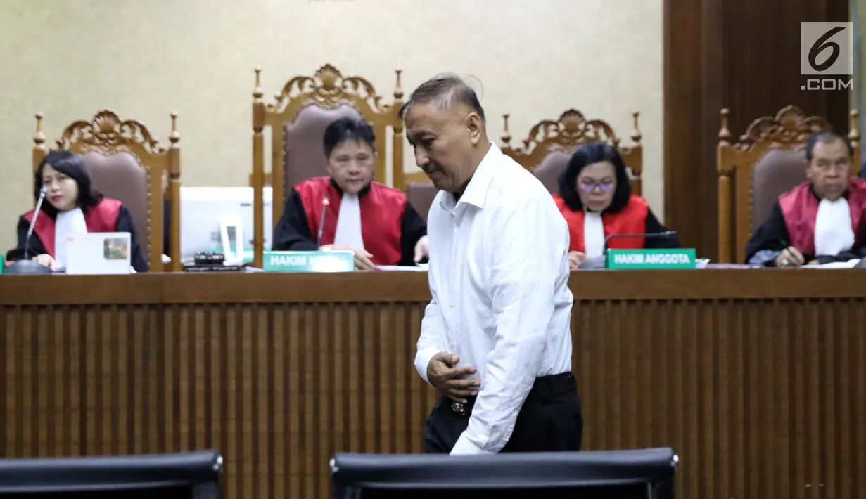 Anggota DPR dari fraksi Partai Golkar, Markus Nari saat menjalani sidang pembacaan dakwaan di Pengadilan Tipikor, Jakarta, Rabu (14/8/2019). Markus Nari didakwa oleh JPU KPK terkait kasus dugaan korupsi e-KTP dan perintangan penyidikan. (Liputan6.com/Helmi Fithriansyah)