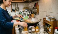 8 Kesalahan Menyimpan Bumbu Dapur yang Membuat Cepat Rusak, Kebiasaan yang Sering Diabaikan