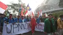 Sejumlah aliansi mahasiswa dari berbagai elemen bergerak menuju gedung DPR di Jakarta, Kamis (27/8/2026). Massa aksi semakin bertambah banyak pada sore hari untuk menyampaikan aspirasi dan tuntutan mereka. (KLY/Budy Santoso)