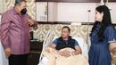 Insiden dilarikan ke rumah sakit membuat Agus Yudhoyono terkenang mendiang ibunya, Ani Yudhoyono, yang 44 tahun silam melahirkan anak pertama. “Beliau sedang berjuang antara hidup dan mati melahirkan saya ke dunia,” ia berbagi cerita. Agus Yudhoyono lalu berterima kasih atas cinta, kasih sayang, pengorbanan, dan perjuangan orangtua yang mengantarnya ke gerbang kesuksesan. “Semoga kedua orangtua kami dikaruniakan surga dan barokah dari-Mu Ya Allah. Amin,” tulis Agus Yudhoyono. (Foto: Dok. Instagram @annisayudhoyono)