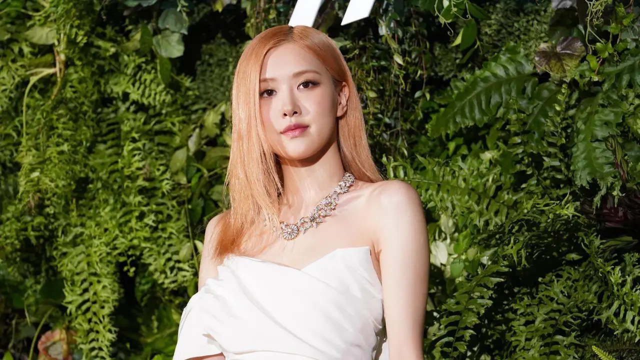 Rose BLACKPINK Tampil Elegan Bergaun Putih di Acara Tiffany & Co, Kalung Rp31 Miliar Curi Perhatian