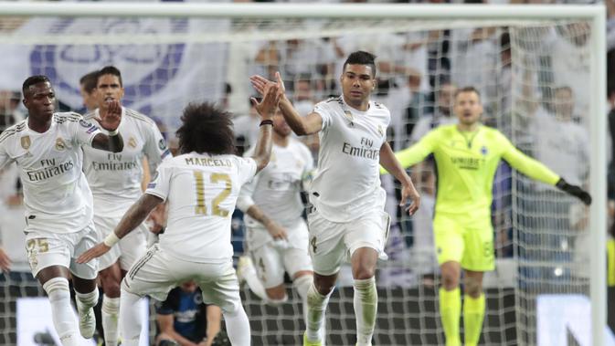 Gelandang Real Madrid Casemiro merayakan golnya ke gawang Club Brugge pada matchday kedua Grup A Liga Champions di Santiago Bernabeu, Selasa (1/10/2019). Real Madrid ditahan imbang 2-2. (AP Photo/Bernat Armangue)
