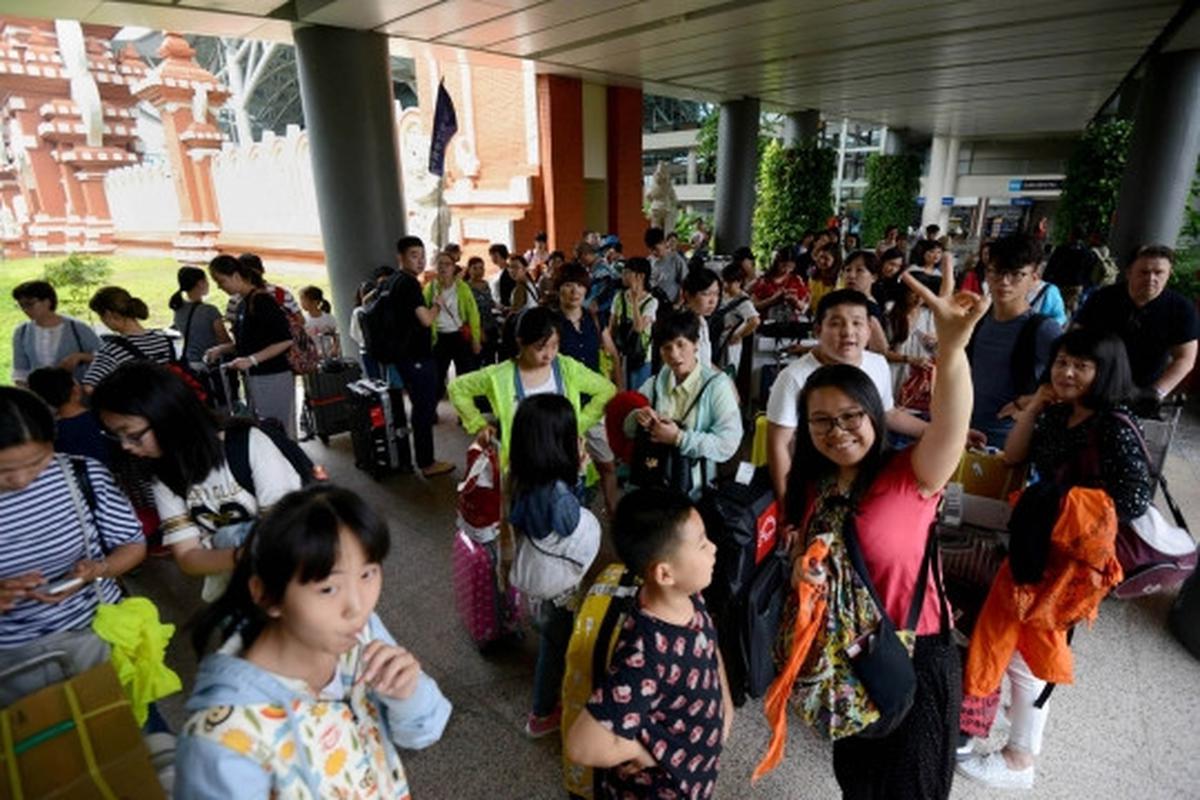 Wajah resah ribuan wisatawan terlantar di Bandara Ngurah Rai