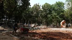 Pekerja menyelesaikan revitalisasi Taman Puring, Jakarta, Selasa (8/10/2019). Pemprov DKI mulai melakukan revitalisasi dua taman yang sudah rusak pada tahun ini salah satunya adalah Taman Puring. (Liputan6.com/Faizal Fanani)