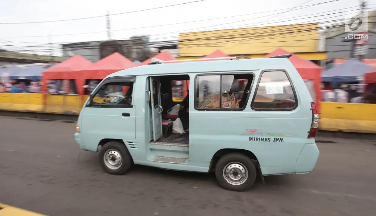 Angkutan kota (angkot) Tanah Abang kembali melintasi Jalan Jatibaru Raya, Jakarta, Sabtu (3/2). Angkot Tanah Abang boleh melintas di jalan itu mulai pukul 15.00 - 08.00 Wib setelah bus Tanah Abang Explorer berhenti beroperasi. (Liputan6.com/Arya Manggala)
