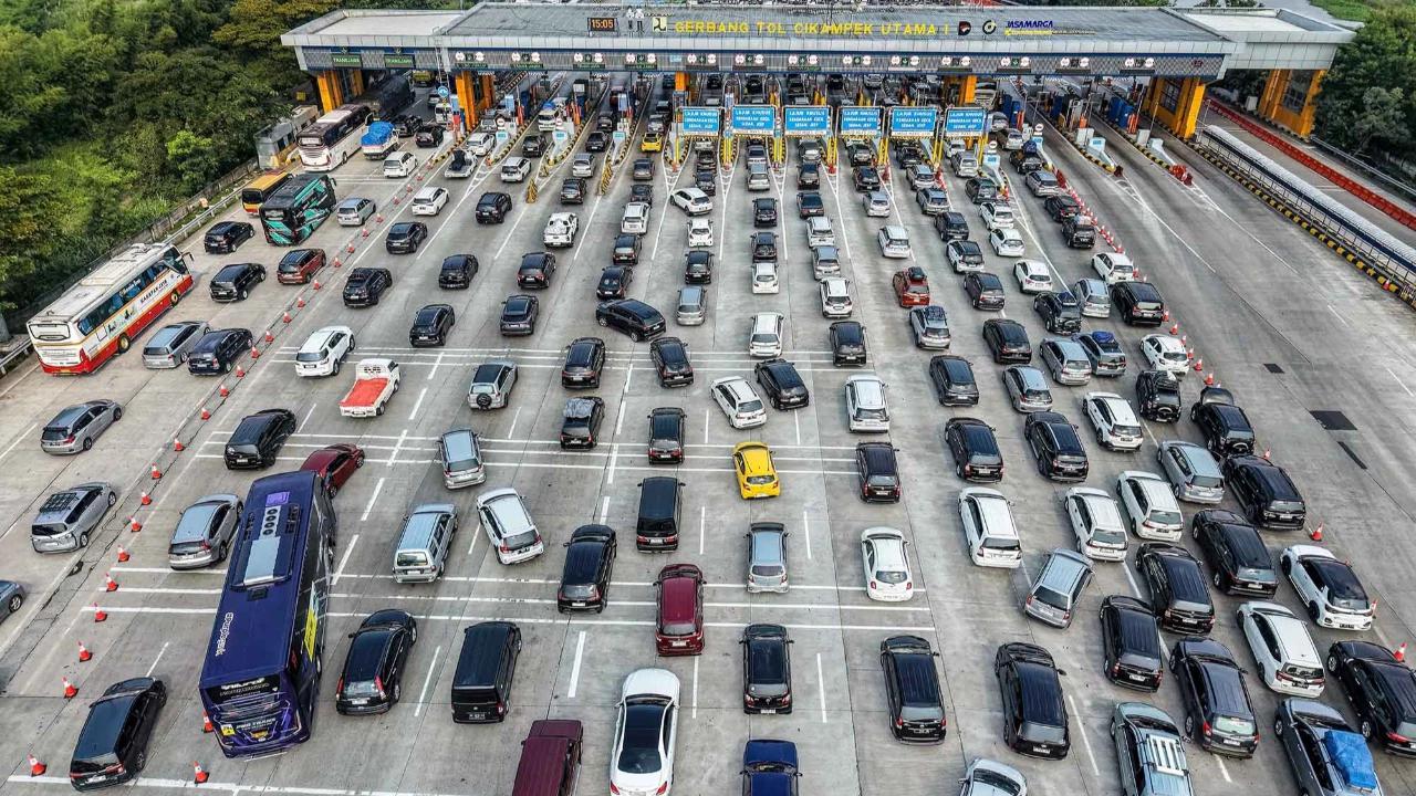 FOTO: Kemacetan Mengular di Gerbang Tol Cikampek Jelang Puncak Arus  Mudik Lebaran 2026
