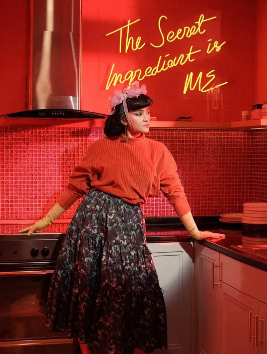 Marshanda kenakan rok maxi dengan aksen layer untuk kesan kaki yang lebih jenjang. Bisa dipadukan dengan sweater atau kemeja polos [@marshanda99]