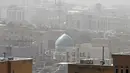 <p>Badai pasir melanda sebuah masjid di ibu kota Iran, Teheran pada 17 Mei 2022. Kantor-kantor pemerintah, serta sekolah dan universitas diumumkan ditutup di banyak provinsi di Iran karena kondisi "cuaca tidak sehat" dan badai pasir yang menyelimuti, menurut laporan media pemerintah. (AFP)</p>