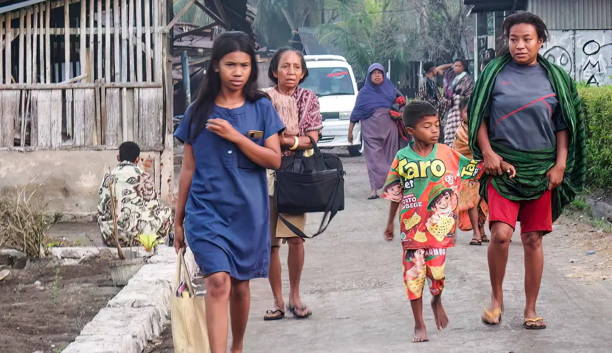 Warga desa meninggalkan rumah mereka untuk mencari tempat aman setelah gempa bumi melanda Desa Talibura, Sikka, Nusa Tenggara Timur,Sabtu, 15 Agustus 2026. (AFP/ Arnold Welianto)
