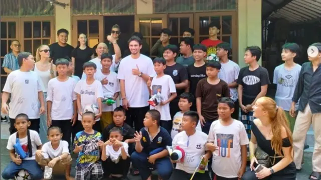 Jelang Laga Timnas Indonesia vs Arab Saudi, Nathan Tjoe-A-On Kunjungi Panti Asuhan.  foto: Instagram @yayasanputranusa/https://www.instagram.com/p/DCd-312TDPz/Henry)