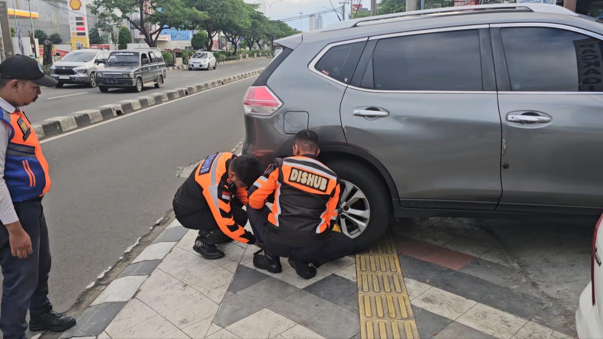 Parkir Liar Menjamur di Depok, Ban Puluhan Kendaraan Digembok dan Dikempiskan