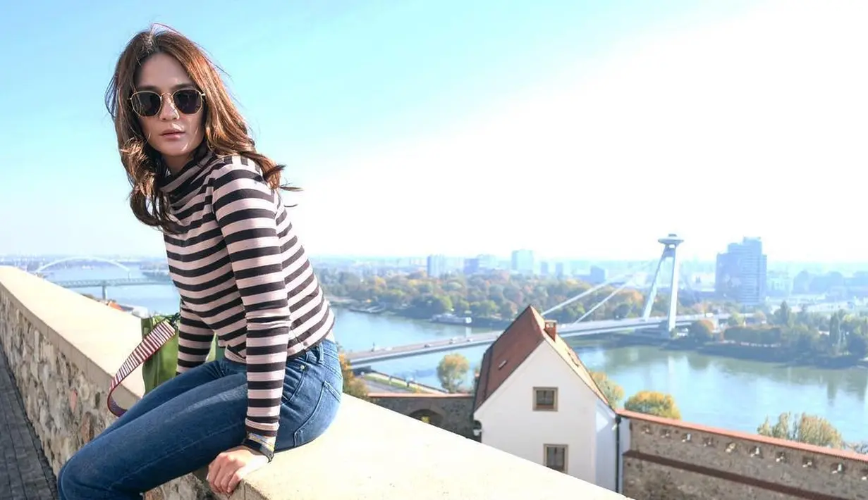 Mengetahui kabar burung mengenai Ariel dan Pevita yang jalan bareng di sebuah pusat perbelanjaan, Luna Maya sebagai mantan kekasih Ariel ternyata terkejut saat mendengarnya. (Instagram/lunamaya)