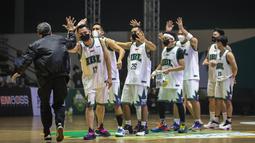 Dalam laga yang berlangsung di Hall Basket Gelora Bung Karno, Senayan, Jakarta, Tim Bambang Hermansyah yang mengenakan seragam putih-putih dimotori oleh artis ternama dan pemilik Rans Cilegon FC, Raffi Ahmad. (Bola.com/Bagaskara Lazuardi)