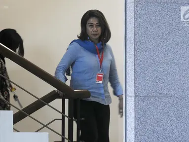 Mantan pilot wanita pertama Indonesia, Tience Sumartini menaiki tangga menuju ruang penyidik KPK, Jumat (16/3). Tience diperiksa terkait kasus suap pengadaan pesawat Airbus SAS dan mesin pesawat Rolls-Royce di PT Garuda Indonesia (Merdeka.com/Dwi Narwoko)