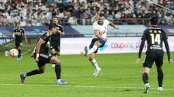 Laga yang berlangsung di Seoul World Cup Stadium, Korea Selatan Rabu (13/7/2022) malam WIB tersebut berakhir dengan skor 6-3 untuk kemenangan The Lilywhites. (AP/Lee Jin-man)