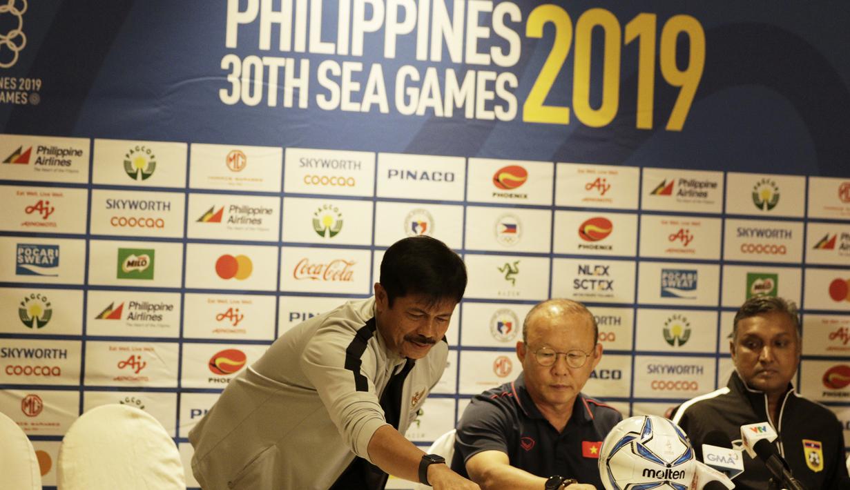 Pelatih Timnas Indonesia U-22, Indra Sjafri, saat jumpa pers di Hotel Century Park, Manila, Minggu (24/11). Cabang sepak bola SEA Games 2019 akan mulai bertanding Senin (25/11). (Bola.com/M Iqbal Ichsan)