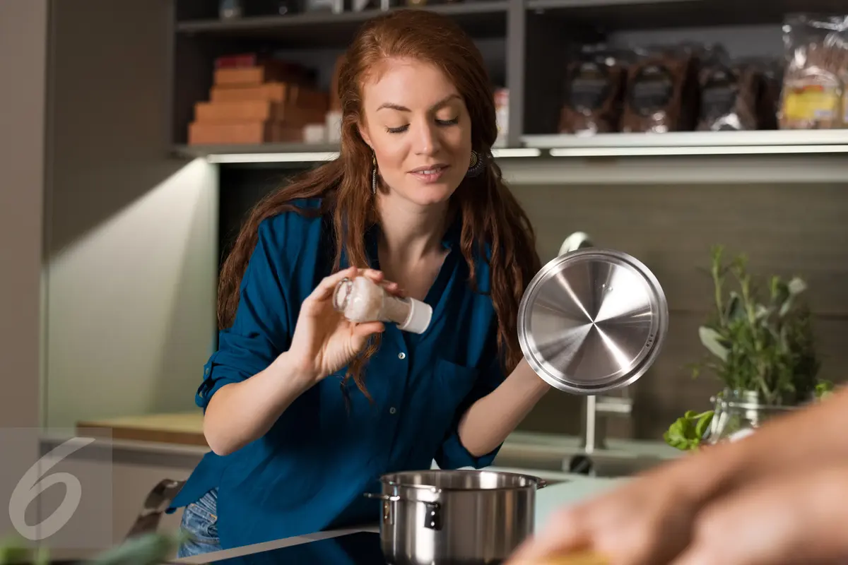 Wanita Memasak