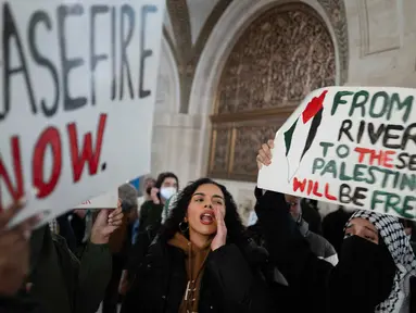 Para demonstran pro-Palestina berunjuk rasa saat Dewan Kota memperdebatkan resolusi simbolis seruan gencatan senjata dalam perang antara Israel dan Hamas pada tanggal 31 Januari 2024 di Chicago, Illinois. (Scott Olson/Getty Images/AFP)