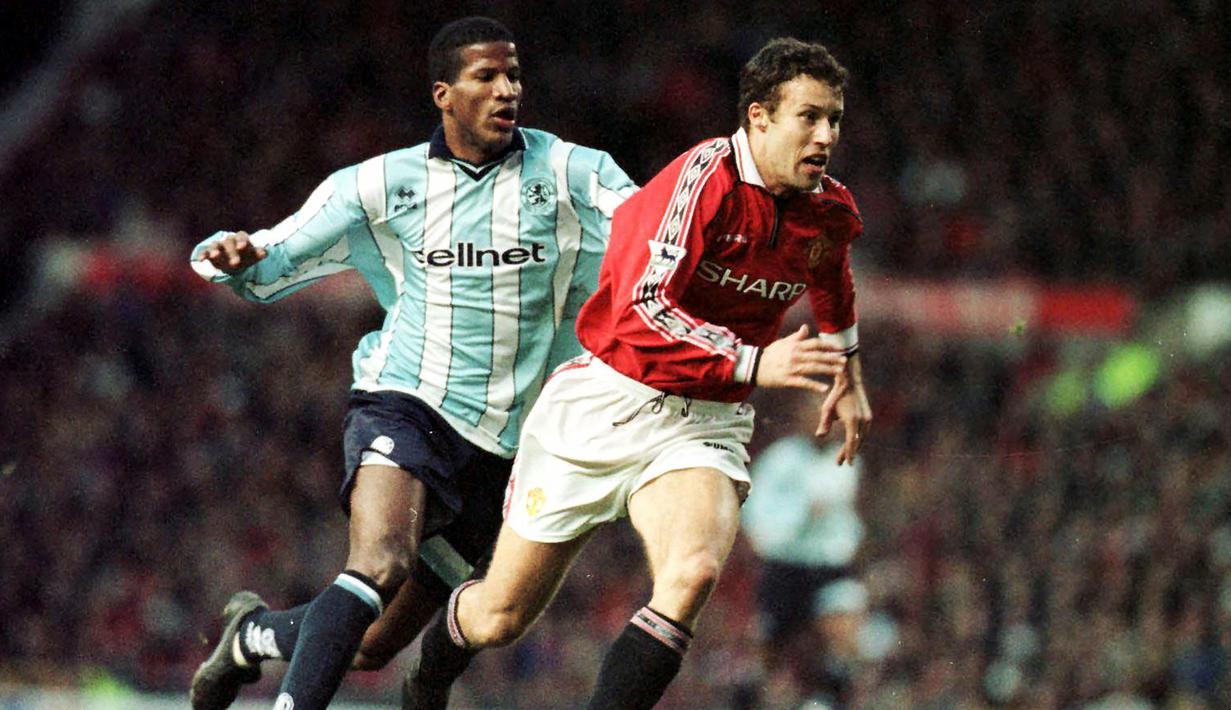 Bek Manchester United, Ronny Johnsen (kanan) dibayangi striker Middlesbrough, Hamilton Ricard pada laga Liga Inggris 1998/1999 di Old trafford Stadium, Manchester (19/12/1998). Didatangkan Manchester United berbarengan dengan Ole Gunnar Solskjaer pada 1996/1997, Ronny Johnsen juga berperan mempersembahkan gelar Liga Inggris pada musim pertamanya. Bertahan hingga 2001/2002, ia mampu meraih 2 trofi berikutnya pada 1998/1999 dan 2000/2001. Pada 1999/2000 ia hanya tampil 3 laga, hingga tak berhak atas gelar Liga Inggris pada musim tersebut. (AFP/PA/Paul Barker)