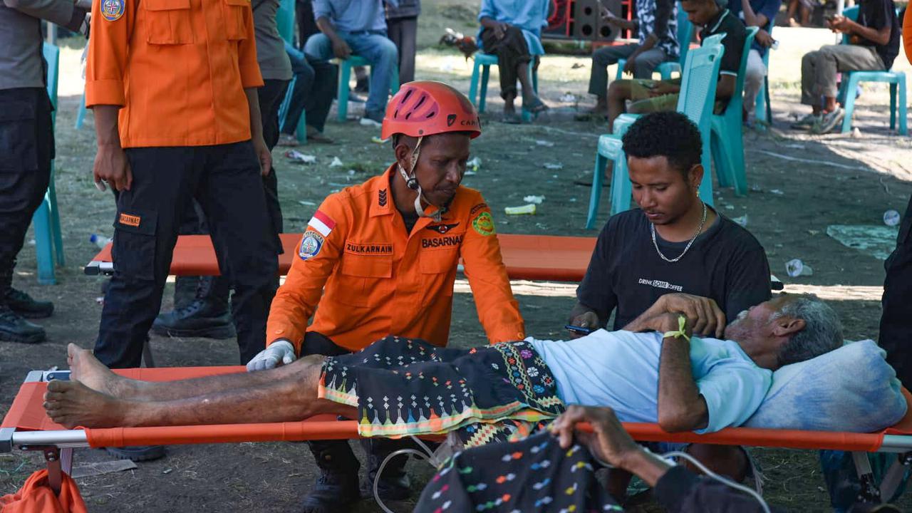 Basarnas Evakuasi Korban Gempa M 7,7 di NTT
