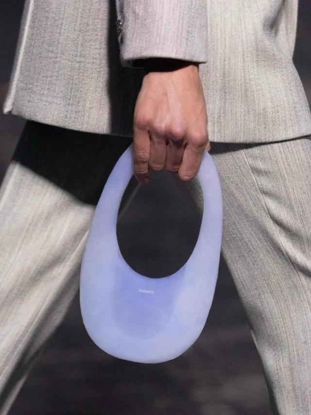 Tas keluaran merek "Coperni" yang 99 persen terbuat dari angin. (Instagram/@coperni)