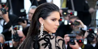 Rasanya siapapun akan mengakui kecantikan Kendall Jenner yang sungguh menawan. Tentu saja, wajah cantiknya dapat memikat pria tampan di Hollywood, seperti Harry Styles, dan Leonardo DiCaptrio. (AFP/Bintang.com)