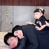 Potret Atta Halilintar, Aurelie Hermansyah, dan Ameena Hanna Nur Atta (Sumber: Instagram/attahalilintar dan Instagram/azuraatta)