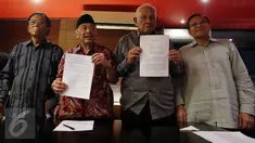 Ketua Dewan Pembina Sentral Organisasi Karyawan Swadiri Indonesia (Soksi) Oetojo Oesman (kedua kiri) bersama tokoh Soksi lainnya menunjukan surat pernyataan saat menggelar jumpa pers di Jakarta, Selasa (28/2). (Liputan6.com/JohanTallo)