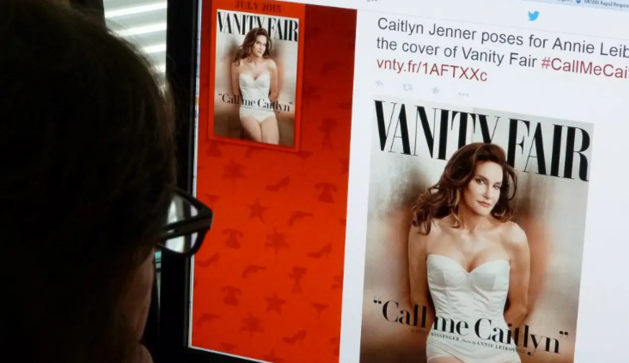 Seorang wartawan melihat akun Twitter yang menampilkan Caitlyn Jenner di cover Vanity Fair. Caitlyn yang kini berusia 65 tahun ini telah membuat akun media sosial menggunakan nama barunya, Senin (1/6/2015). (AFP PHOTO/MLADEN ANTONOV)