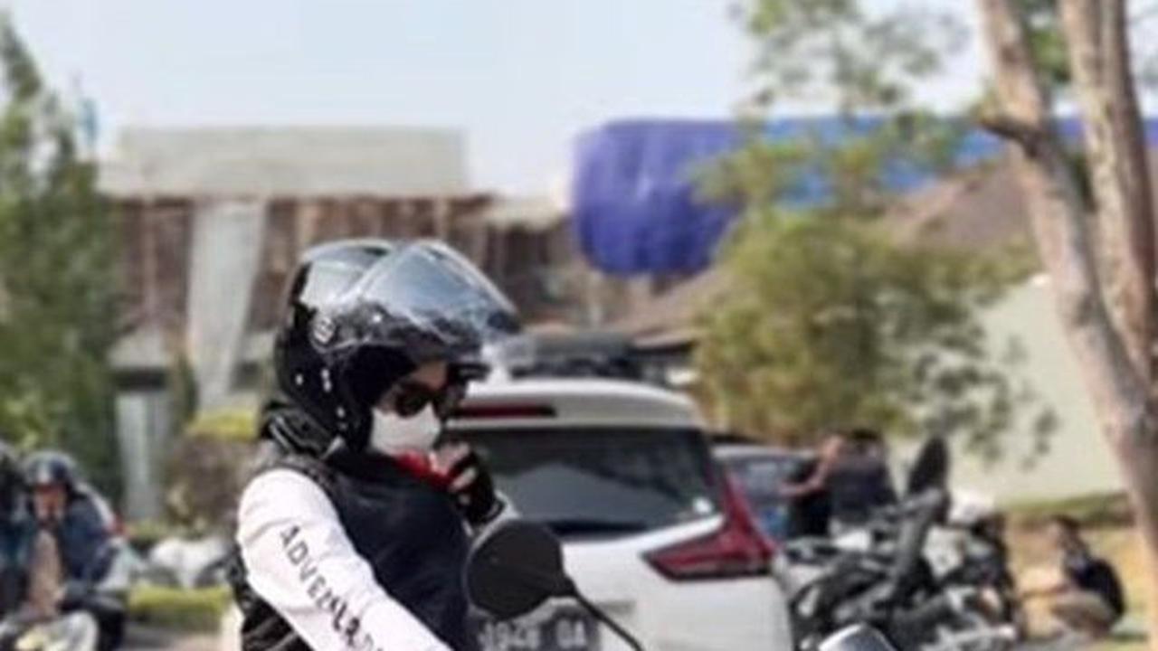 Dalam rangka berpamitan, ia mengunjungi sebuah SMA dengan pengawalan dari petugas keamanan yang selalu mendampinginya.<br>