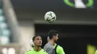 Antony dari Real Betis mengontrol bola dalam sesi latihan jelang final Europa Conference League kontra Chelsea di Wroclaw, Polandia, Selasa, 27 Mei 2025. (AP Photo/Petr Josek)