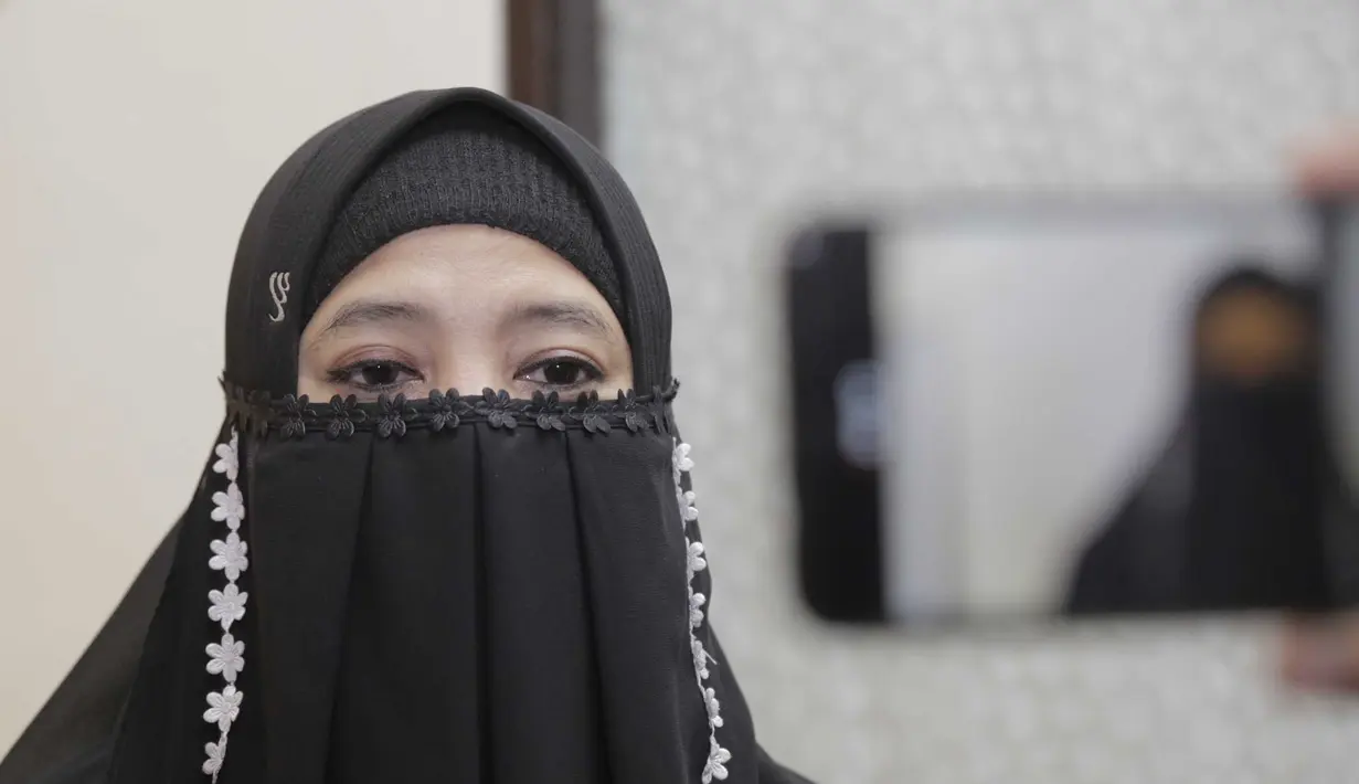 <p>Pesona Peggy Melati Sukma masih terpancar meski dirinya telah bercadar. Pada acara Hijabers Community Day 2019, Peggy ikut memeriahkan acara tersebut yang mengambil tema "Muslimah As An Agent Of Change" (KapanLagi.com/Muhammad Akrom Sukarya)</p>