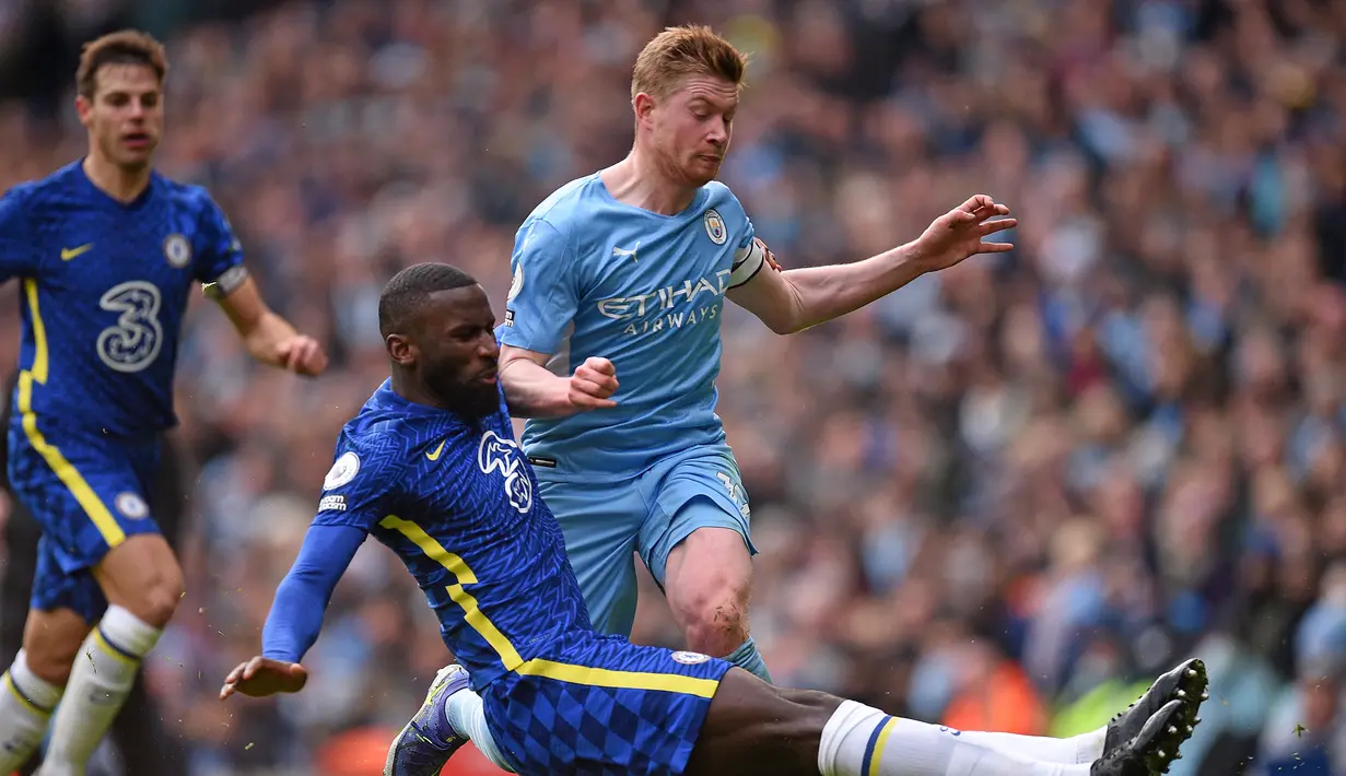 Manchester City gantian memiliki peluang di menit ke-24. Usai menerima umpan dari Jack Grealish, Kevin De Bruyne berusaha melepaskan tendangan ke gawang Chelsea dari ruang tembak yang sempit. Usahanya masih digagalkan kiper Chelsea Kepa Arrizabalaga. (AFP/Oli Scarff)