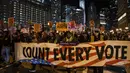 Para pengunjuk rasa berbaris melewati Loop untuk menuntut penghentian penghitungan suara dalam pemilihan umum di Chicago, Amerika Serikat, Rabu (4/11/2020). (Ashlee Rezin Garcia/Chicago Sun-Times via AP)