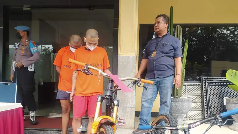 Polres Depok menangkap dua pencuri sepeda Santa Cruz senilai Rp 260 juta