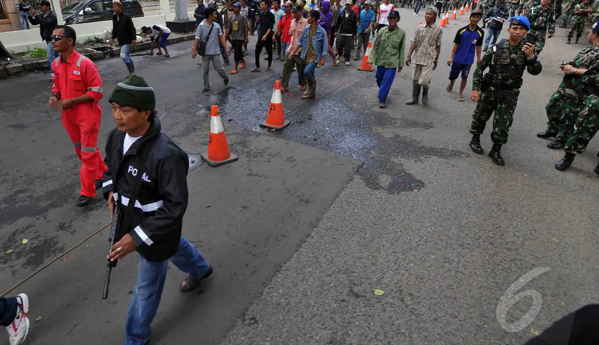 Aksi tersebut dilakukan untuk mempertahankan kepemilikan lahan yang akan dieksekusi oleh Pengadilan Negeri Jakarta Utara karena merupakan barang milik negara, Jakarta, Rabu (14/1/2015). (Liputan6.com/Johan Tallo)