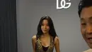 Aura bintang Moon Ga Young sukses mencuri perhatian saat tiba di lokasi fashion show Dolce & Gabbana [@m_kayoung]